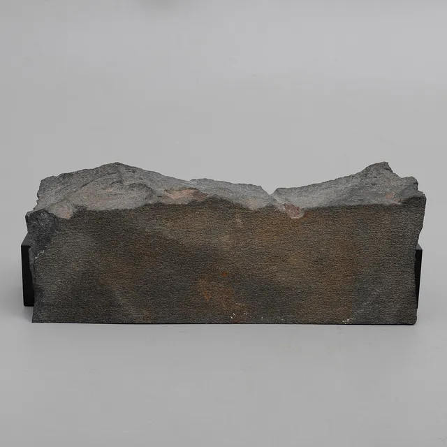 TAKASHI NARAHA. SKULPTUR, DELVIS BLANKPOLERAD DIABAS.