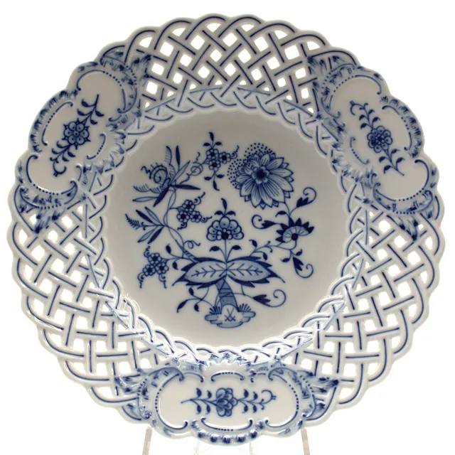 MEISSEN. TELLER, ZWIEBELMUSTER,DURCHBROCHENER RAND. 20. JAHRHUNDERT, 3. WAHL, D. 24,5 CM.