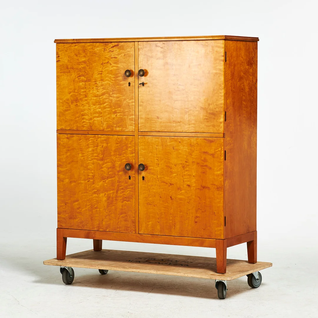 SKÅP, funkis, bonad björk, 4 skåp med bakomliggande hyll- och lådinredning, handtag i patinerad mässing, ca 1930-tal. — Cupboards, Cabinets & Shelves — Stockholms Auktionsverk Sickla