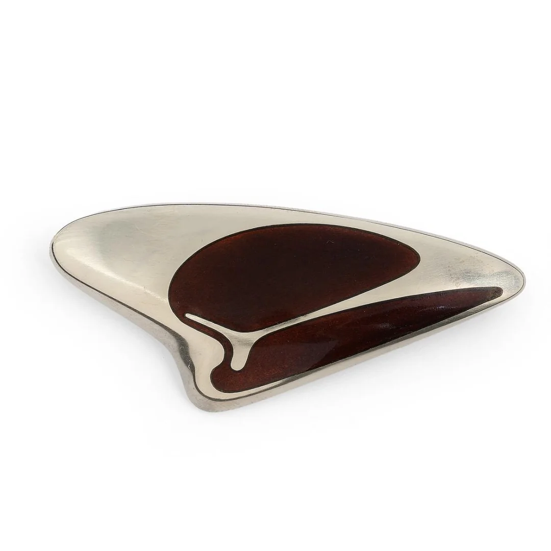 A brooch set with brown enamel, mounted in sterling silver. Design no. 314. Weight app. 21 g. L. 7 cm. Georg Jensen after 1945. — Jewellery/Brooches — Bruun Rasmussen