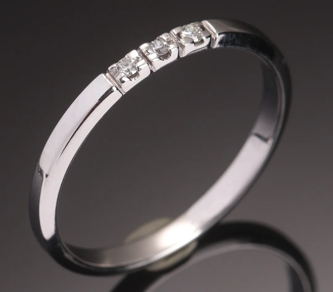 Alliancering af 14 kt. hvidguld med brillanter — Jewellery/Rings — Lauritz