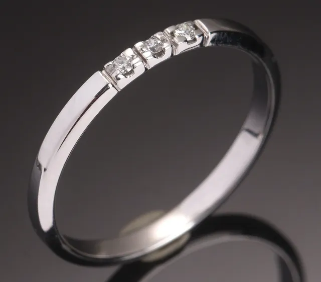 Alliancering af 14 kt. hvidguld med brillanter