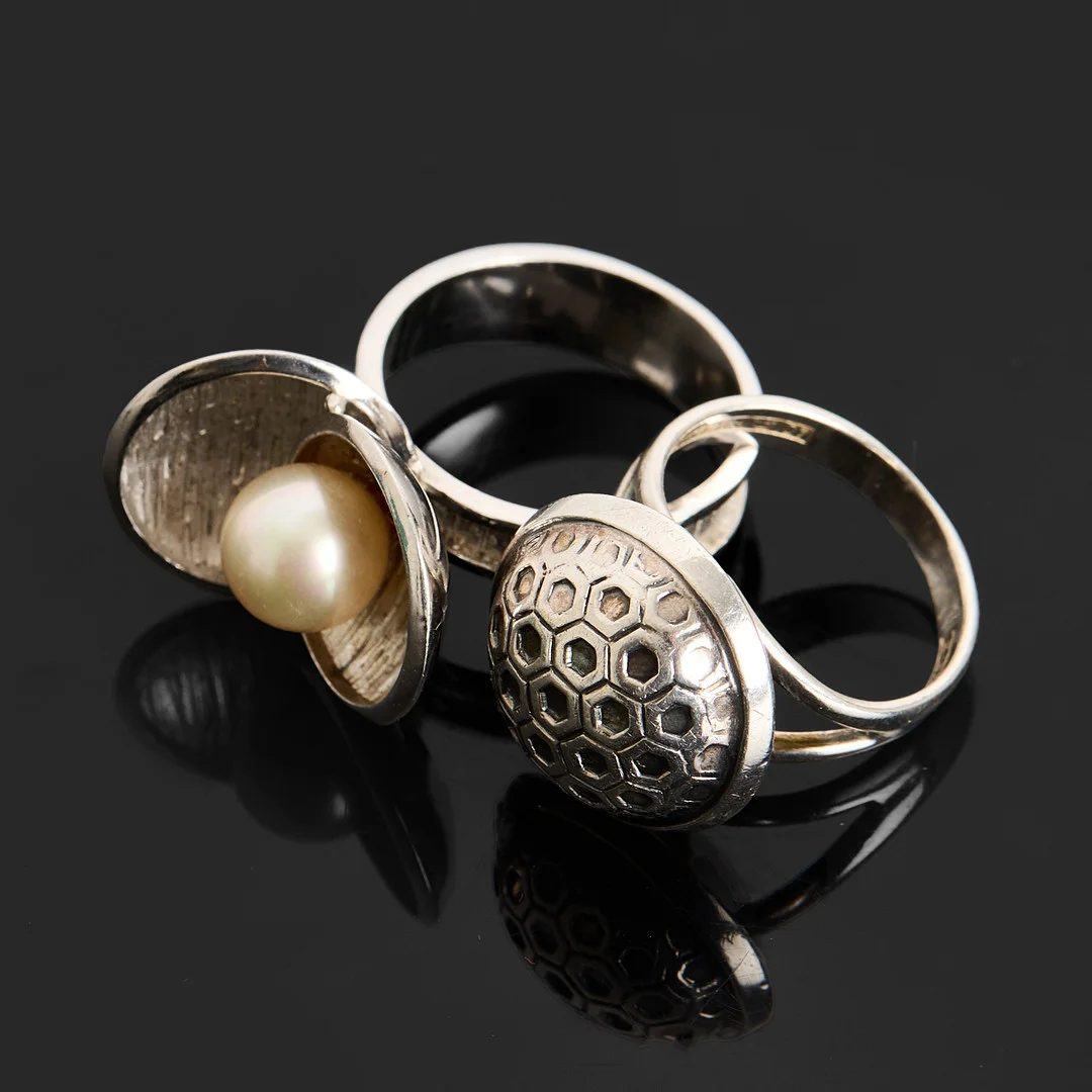 RINGAR, 2 st, silver, ring med hexagon mönster Erik Granit, ring i abstrakt form med en imitationspärla. — Rings — Crafoord Auktioner Stockholm