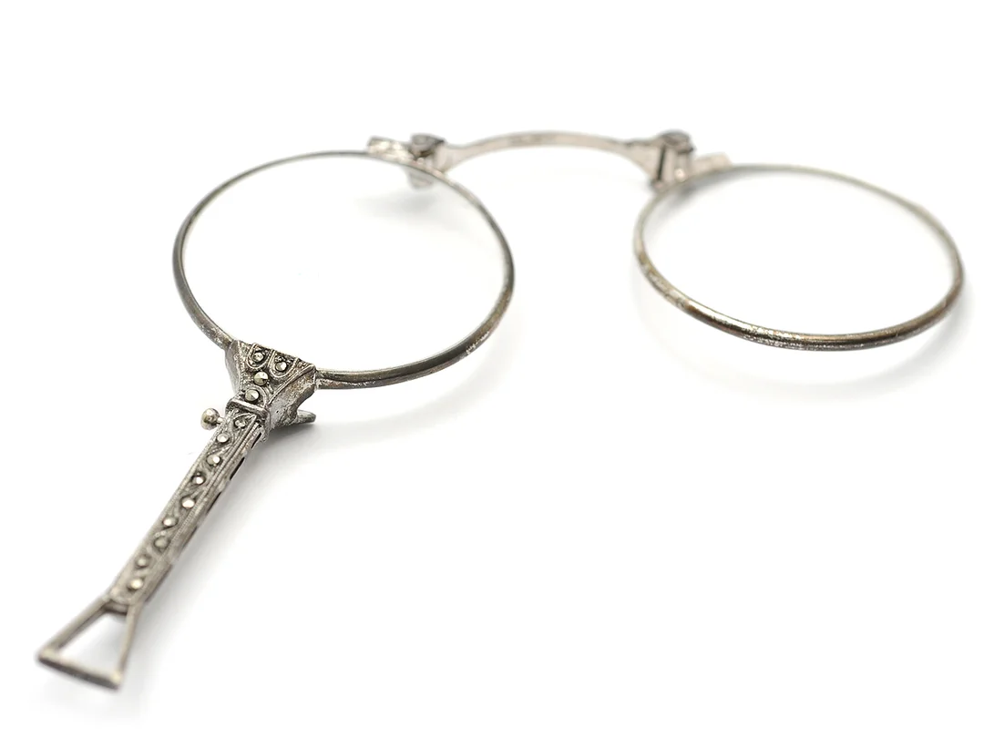 LORGNETTE, silver, med markasiter, totalvikt 23,6 g. — Accessoarer/Glasögon — Kaplans
