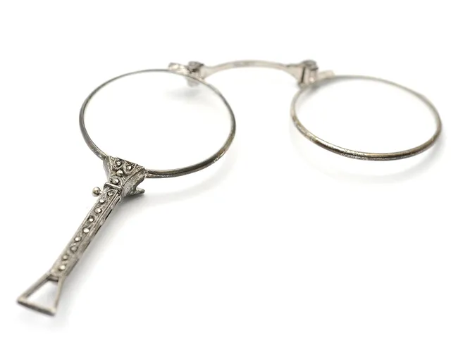 LORGNETTE, silver, med markasiter, totalvikt 23,6 g.