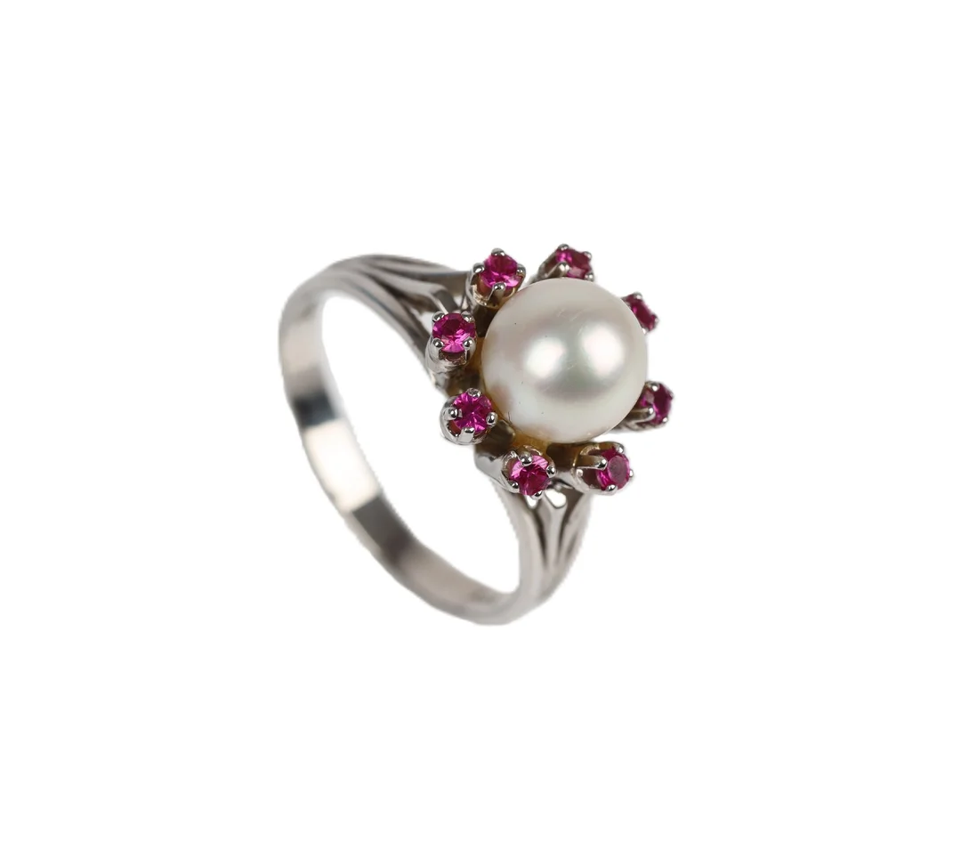 Aage Albing: A pearl and ruby ring of 18k white gold. Size 61. — Jewellery/Rings — Lauritz