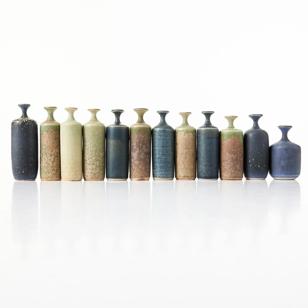 ROLF PALM. Miniatyrvaser, 12 stycken, egen studio, Mölle, glaserat stengods, 1900-talets andra hälft, signerade Palm Mölle. — European — Stockholms Auktionsverk Magasin 5