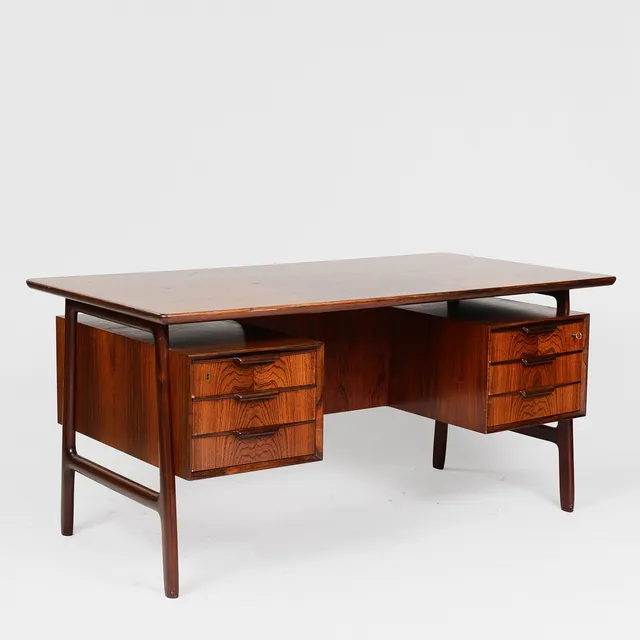 GUNNI OMANN. Fritstående skrivebord af palisander, Fremstillet hos Omann Junior, Ølholm, model "75." Danmark, 1960'erne.