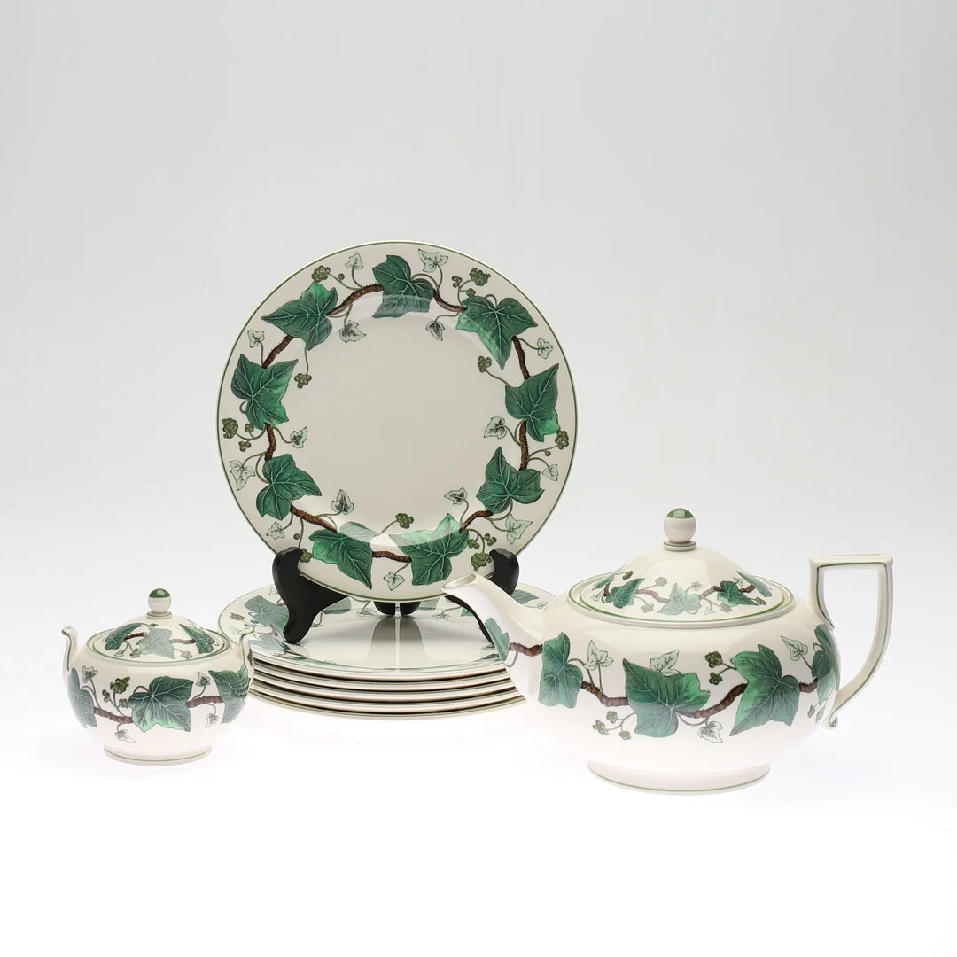 SERVISDELAR, 8 st, porslin, "Napoleon Ivy", Etruria & Barlaston, Wedgwood, England. — European — Gomér & Andersson Norrköping
