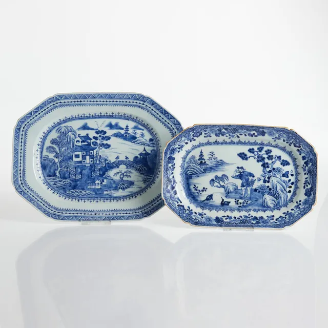 STEKFAT, 2 stycken, Kina, Qianlong (1736-1795), porslin med dekor av pagodlandskap respektive figurscen i blåvit underglasyr.