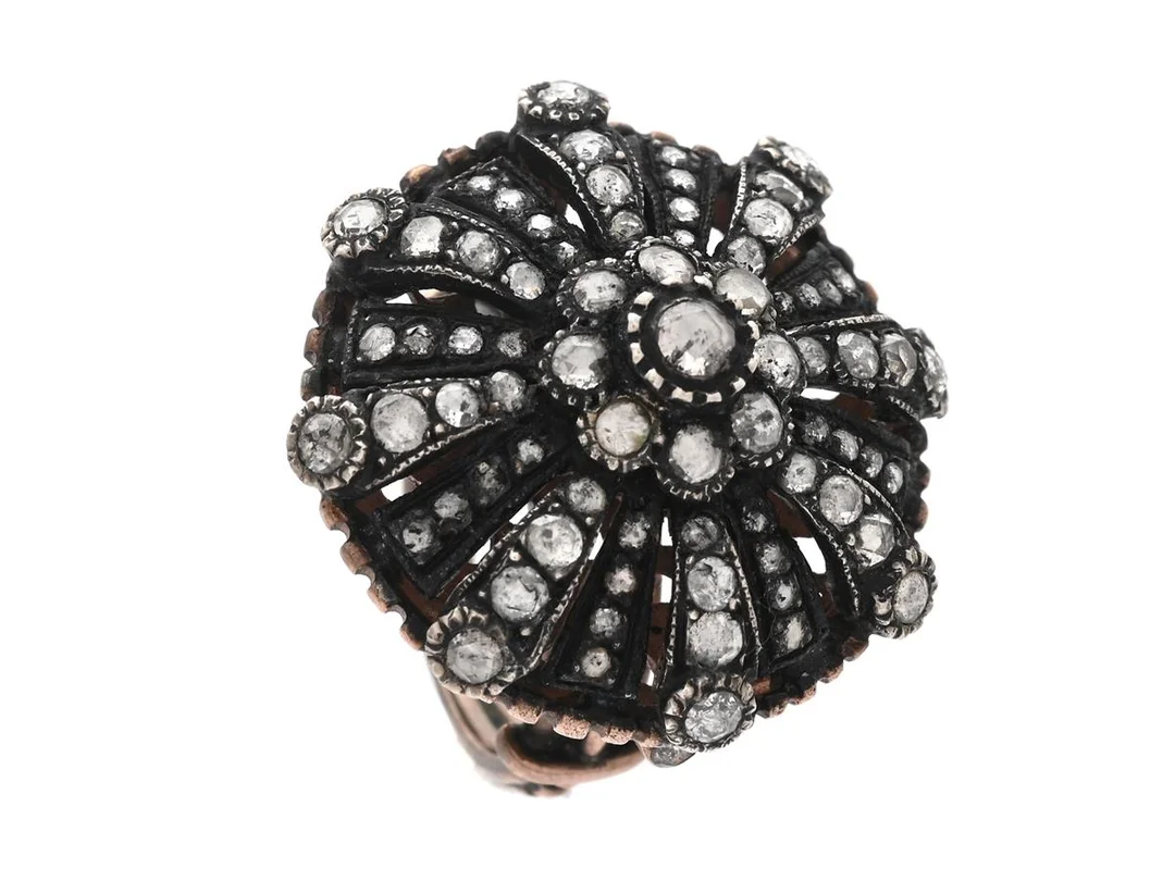 RING, roséfärgad metall/silver, rosenslipade diamanter, stl 16,25 mm, vikt 13,5 g, diamanter med nagg och inneslutningar som når ytan. — Smycken/Ring — Kaplans