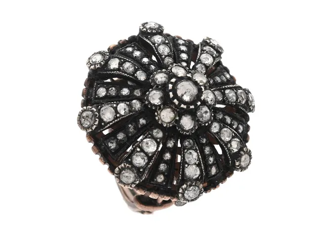 RING, roséfärgad metall/silver, rosenslipade diamanter, stl 16,25 mm, vikt 13,5 g, diamanter med nagg och inneslutningar som når ytan.