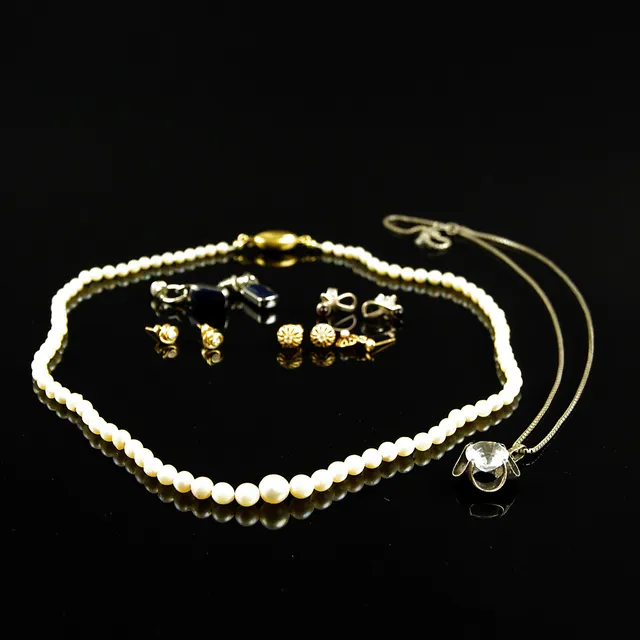 HALSBAND SAMT ÖRHÄNGEN, bl.a. silver.