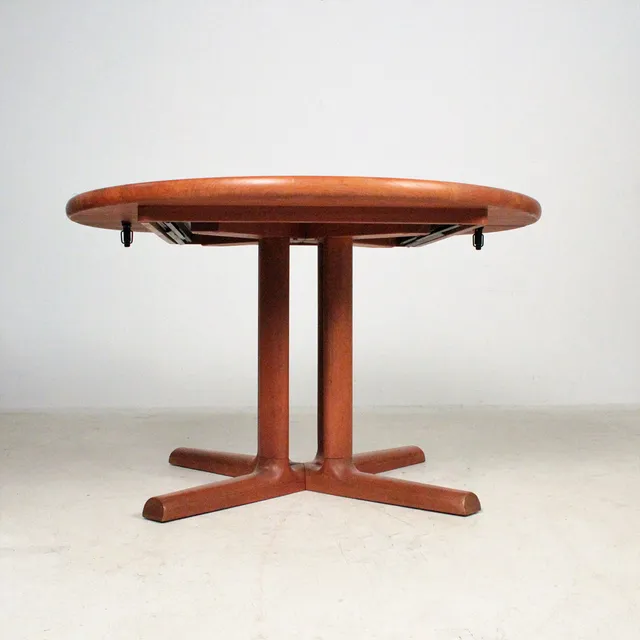 DYRLUND. ZUGESCHRIEBEN. Esstisch, Teakholz, 1960er Jahre.