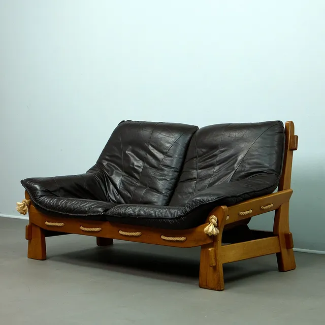 MAISON REGAIN. Zugeschrieben, brutalistisches Sofa / Zweisitzer, Eiche, Leder, 1970er Jahre, Frankreich.