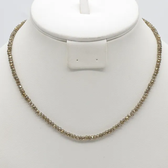 EDELSTEINCOLLIER AUS RAUCHQUARZ, FACETTIERT, VERSCHLUSS AUS STERLINGSILBER, CA. 41 CM.