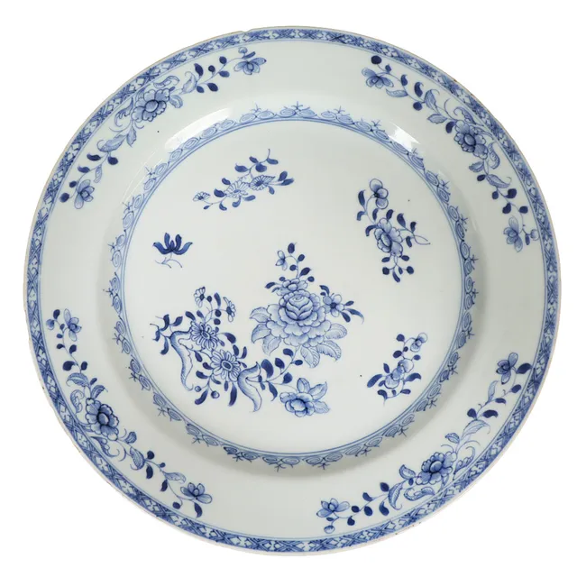 A CHINESE QING DYNASTY (1644-1912) PORCELAIN CHARGER.