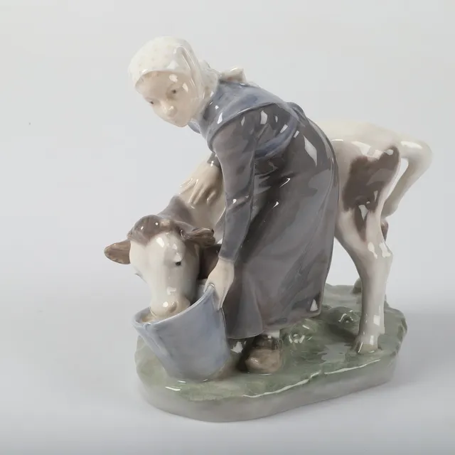 CHRISTIAN THOMSEN. Figurin, piga med kalv porslin, Royal Copenhagen, Danmark.