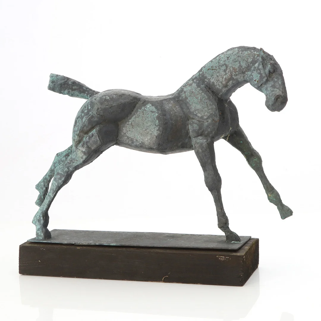 ÅKE THORNBLAD. Skulptur. Koppar på träsockel. Häst. Signerad. — Sculptures & Bronzes — Skånes Auktionsverk
