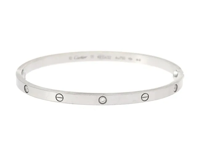 CARTIER, armband, Love Bracelet, liten modell, 18K vitguld, 6 briljantslipade diamanter 0,15 ctv, serienr. KED 432, stl 17 mm, vikt 20,1 g, certifkat, skruvmejsel, reseetui, originaletui, ytterkartong, visst slitage.