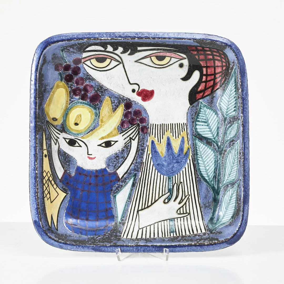 MARI SIMMULSON. Skålfat, Upsala Ekeby 1950/60-tal, delvis glaserat lergods, signerad. — European — Stockholms Auktionsverk Magasin 5