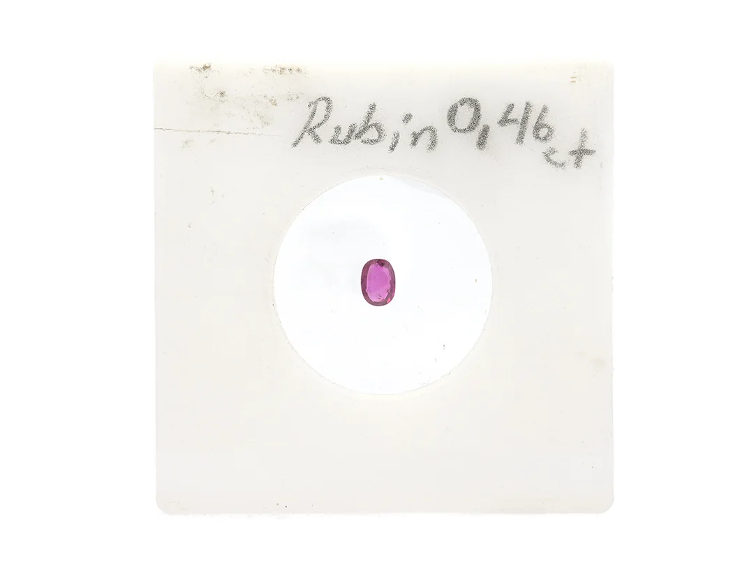 RUBIN, ovalslipad 0,46 ct, mått 3,83 x 5,19 x 2,24 mm, små nagg, i plastficka. — Ädelstenar/Rubiner — Kaplans