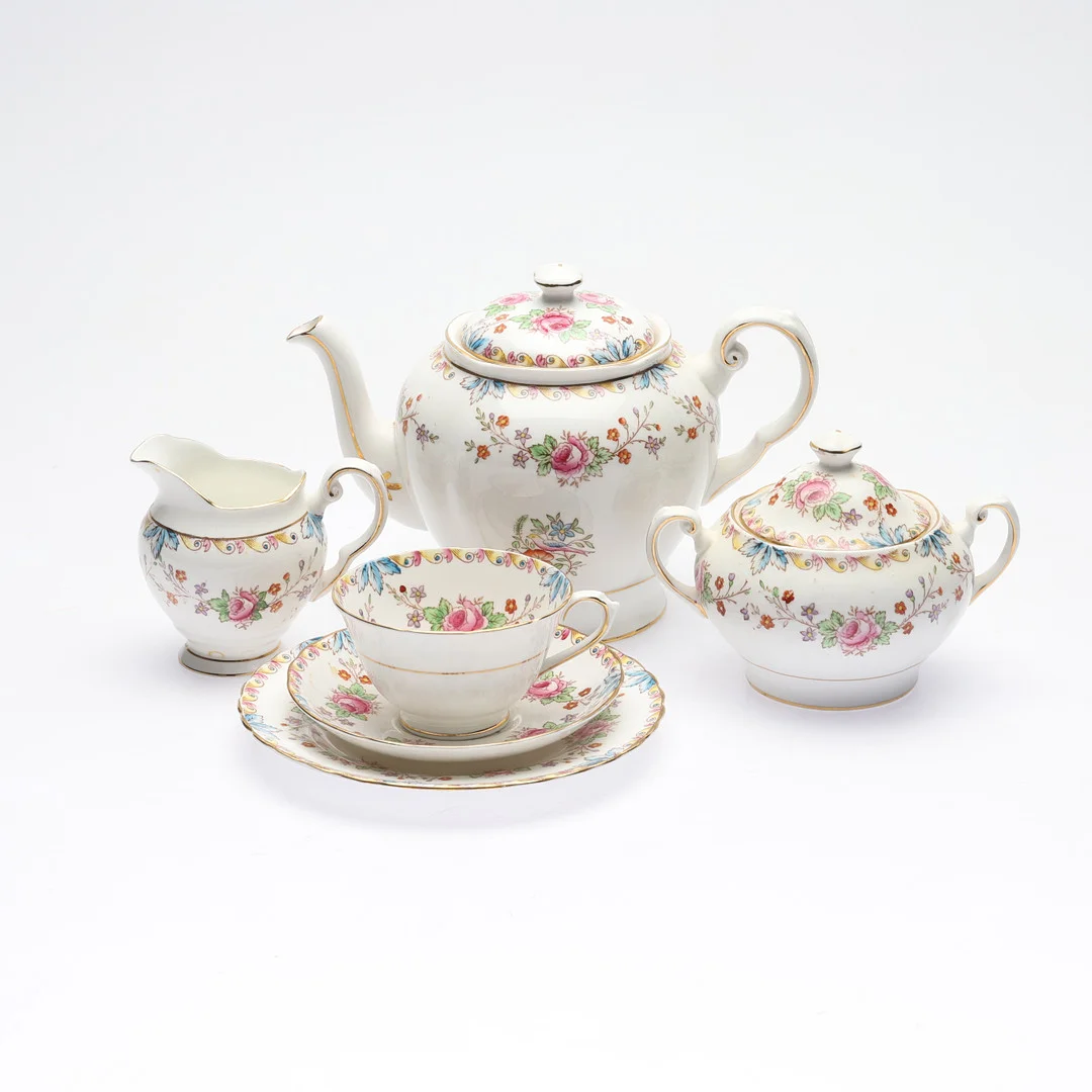 SERVIS, 27 delar (26+1), benporslin, Royal Tuscan, England, 1900-tal. — Tableware — Gomér & Andersson Norrköping