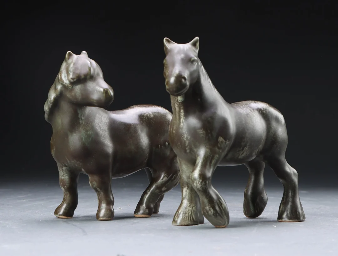 Johgus. To heste af keramik (2) — Glass, porcelain and ceramics/Figures — Lauritz