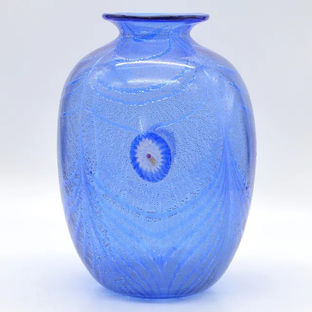 SERGIO TIOZZO. MURANO DESIGNERVASE, STUDIOGLAS, GOLD- UND SILBERPLATZFOLIE, MISCHTECHNIK, SIGNIERT, 1990.
