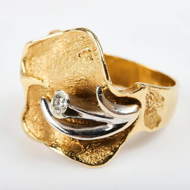 OLE LYNGGAARD. Ring, 18 K guld/vitguld med briljantslipad diamant, 0,08 ct.
