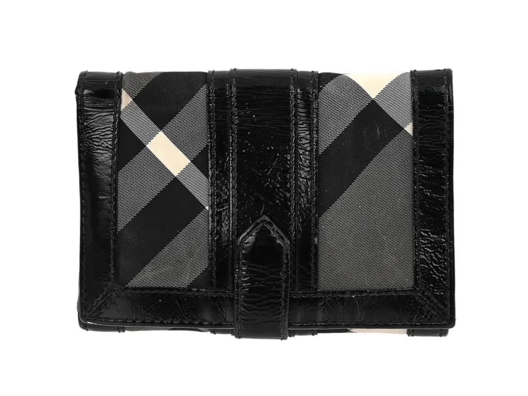 PLÅNBOK, BURBERRY, svart lackskinn, rutigt nylon, 14x11 cm, kort, mynt, sedel, bruksslitage. — Accessoarer/Plånböcker — Kaplans