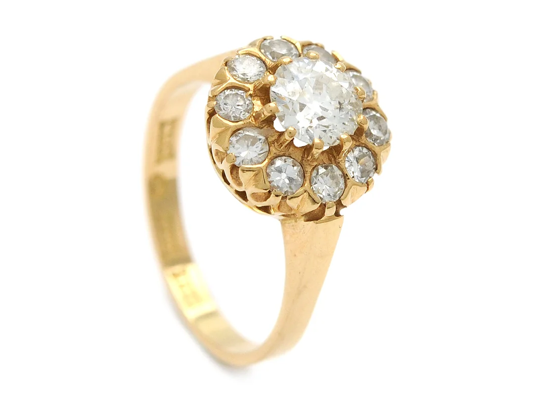 CARMOSÉRING, 18K guld, gammalslipad diamant ca 0,60 ctv, 10 gammalslipade diamanter ca 0,40 ctv, ca W/VS-SI, Guld & Silversmedjan Linköping, stl 16,5 mm, vikt 4,1 g, mittstenen skadad. — Smycken/Carmoséring — Kaplans