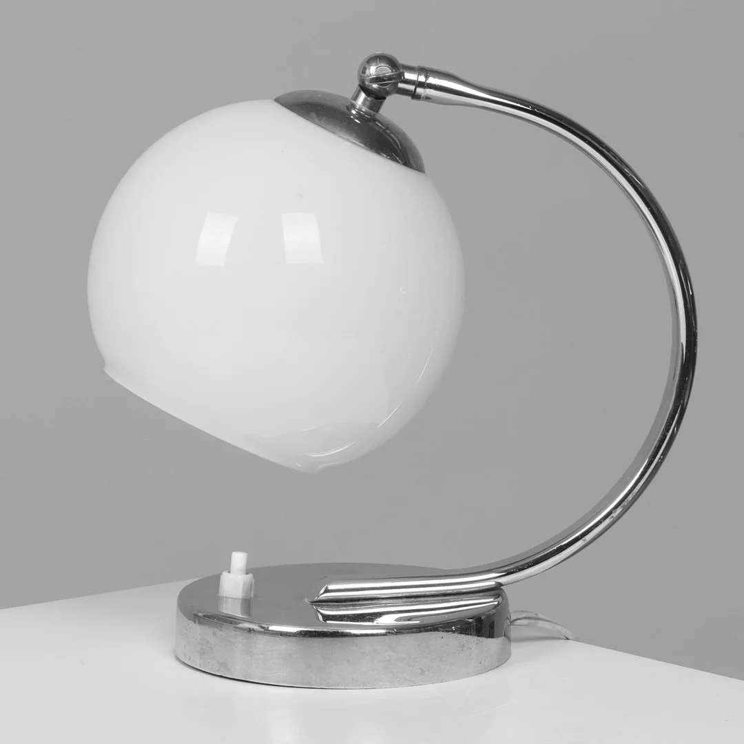 Lille bordlampe/væglampe i Bauhaus stil, opalglas og forkromet metal, europæisk lampeproducent, 20. århundrede. — Table Lamps — Palsgaard Kunstauktioner