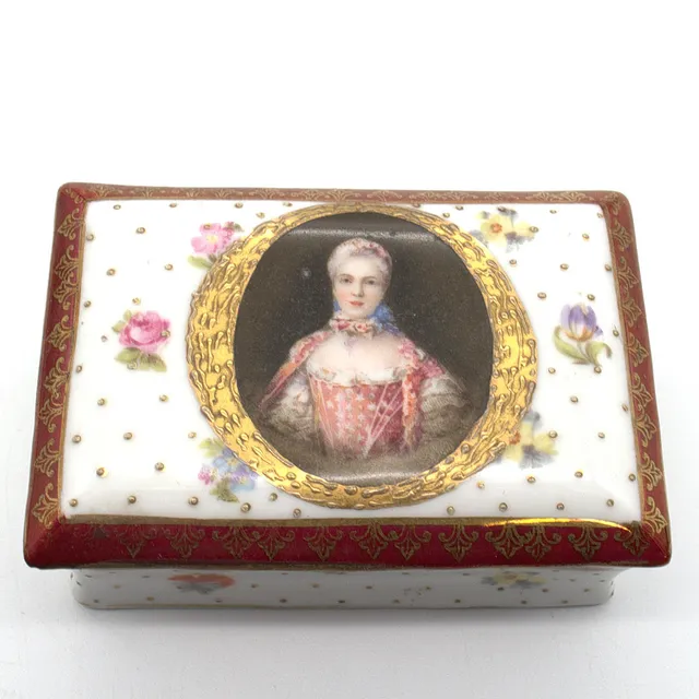 PORZELLANDOSE MIT DECKEL UND GOLDVERZIERUNGEN, 19. JAHRHUNDERT, FRANKREICH. MIT PORTRAIT EINER FEINEN ROKOKO DAME.