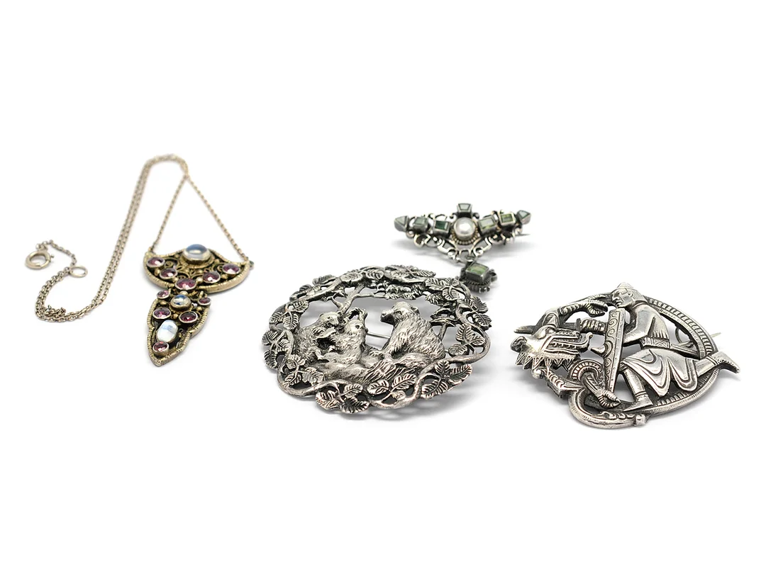 3 BROSCHER OCH 1 HÄNGE/KEDJA, silver, stenar, en nål i metall, vikt 62 g totalt. — Smycken/Brosch — Kaplans