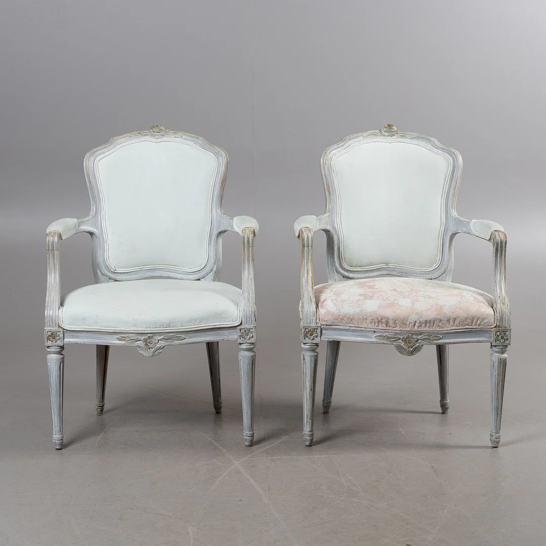 KARMSTOLAR, ett par, gustaviansk stil, Wallander & Co, Stockholm, omkring 1900-talets mitt. — Armchairs & Chairs — Stockholms Auktionsverk Helsingborg