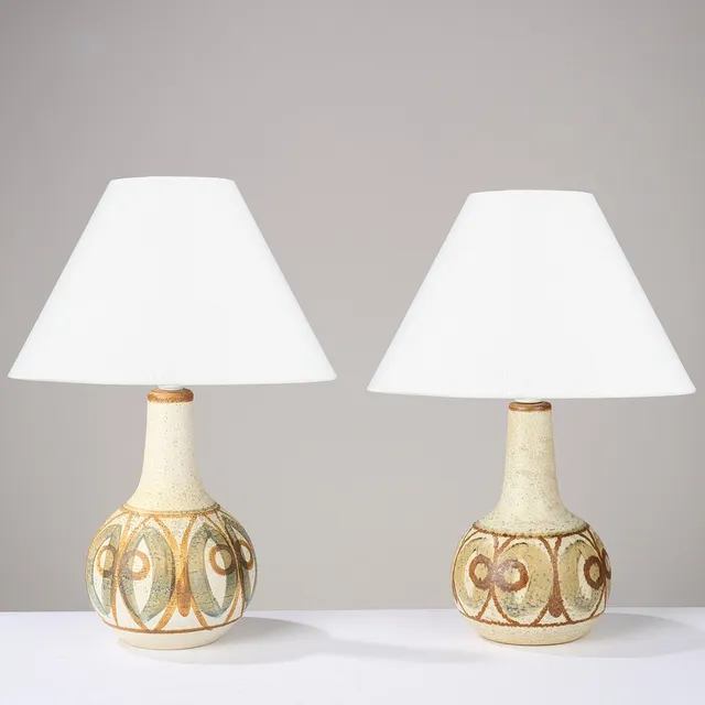 SØHOLM: Et par dråbeformede bordlamper af glaseret stentøj udsmykket med håndmalede mønstre, modelnr. 3068, Bornholm, Danmark, 1950/60'erne, (2).