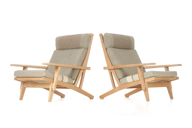 Hans J. Wegner. A pair of high-backed armchairs, model GE375 (2)