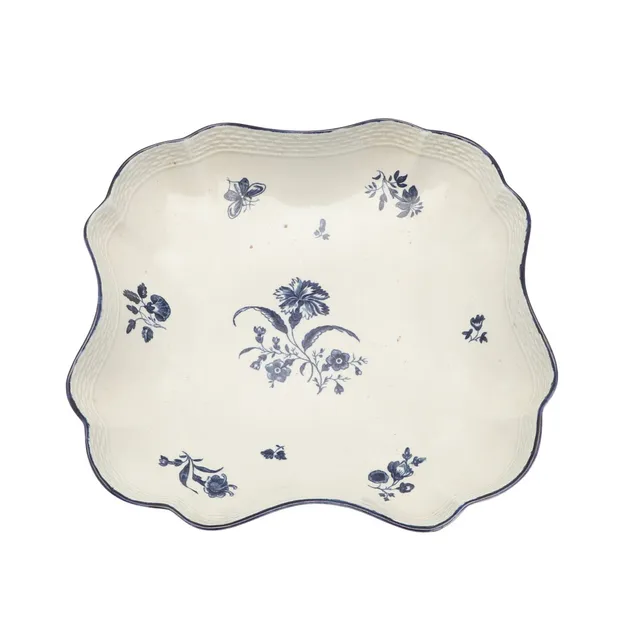 AN EIGHTEENTH CENTURY WORCESTER GILLIFLOWER PATTERN SQUARE SHAPED DISH.