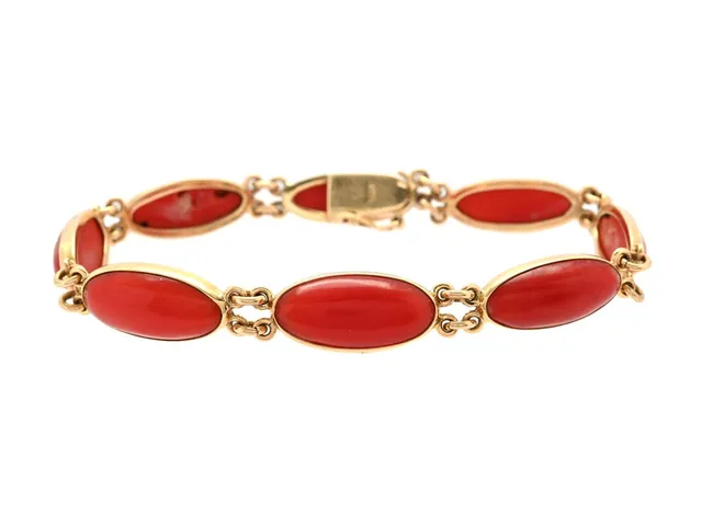 ARMBAND, 18K guld, cabochonslipad korall, 1900-talets andra hälft, längd 18 cm, vikt 14,6 g.