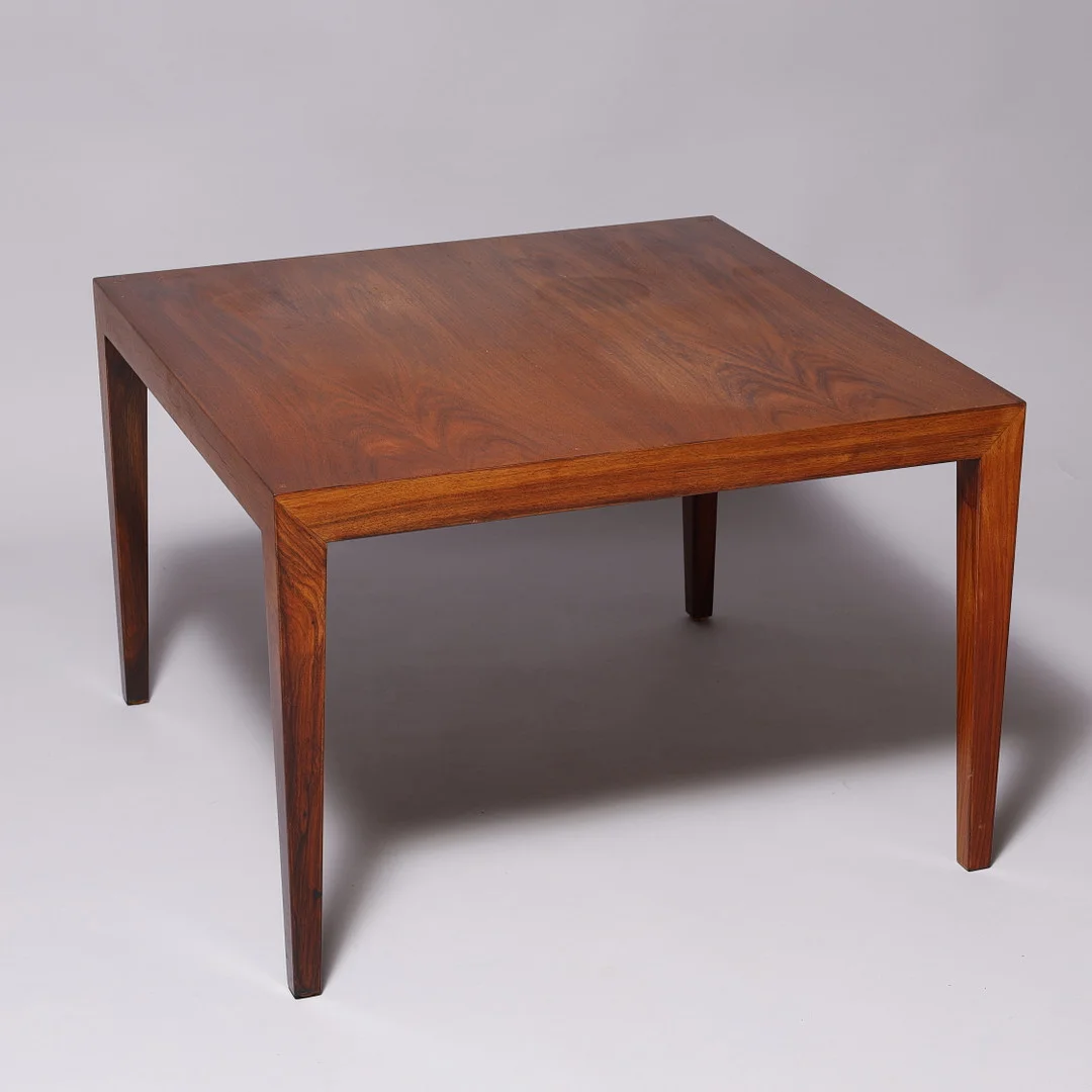 SEVERIN HANSEN. Kvadratisk sofabord med tilspidsede ben, palisander, Haslev Møbler, Danmark, 1960'erne. — Tables — Palsgaard Kunstauktioner