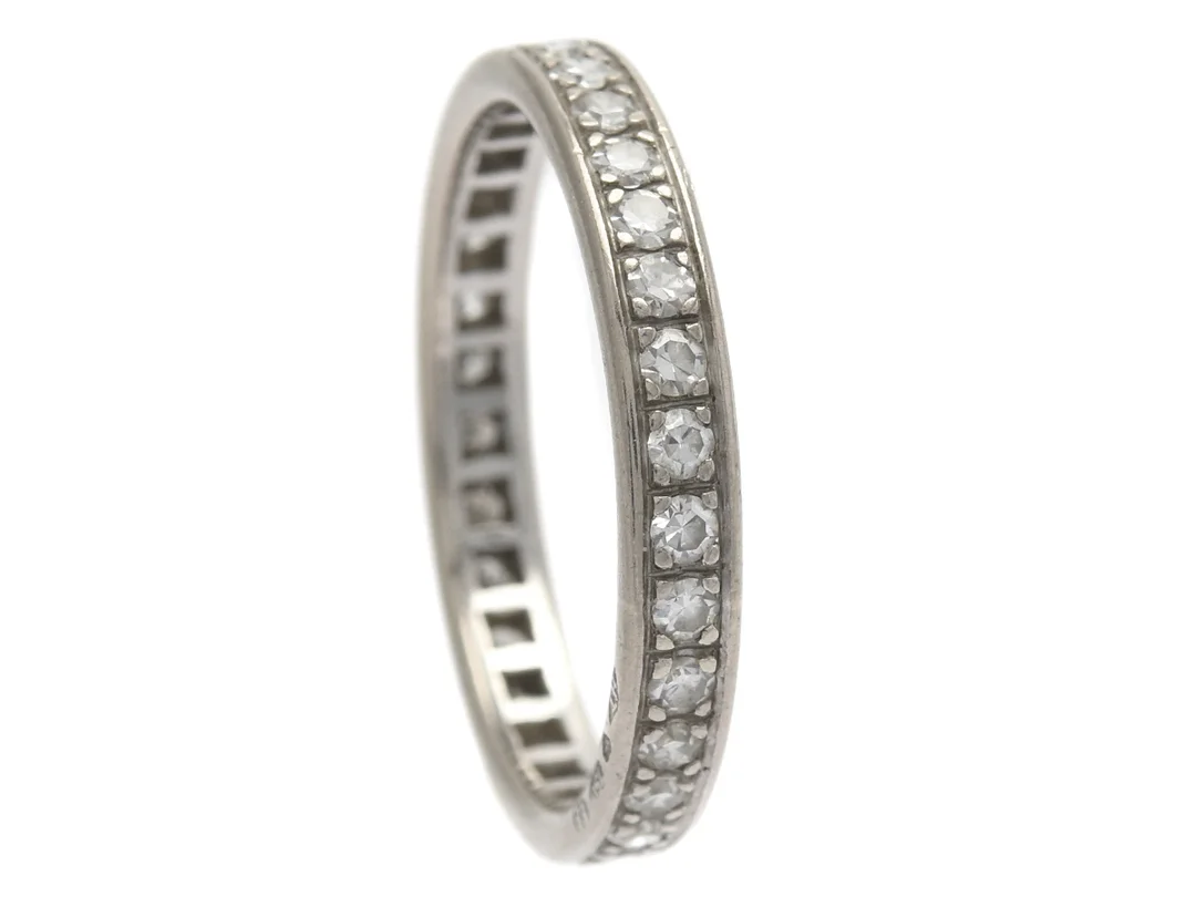 HELALLIANSRING, 18K vitguld, 32 åttkantslipade diamanter ca 0,48 ctv ca W/VS-SI, stl 17,5 mm, vikt 2,9 g. — Smycken/Alliansring — Kaplans