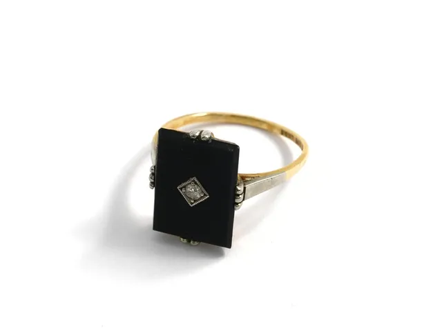 RING, 18K guld/vitguld, onyx och ca 0,03 ct åttkantslipad diamant, stl 17,5 mm, tillv 1929.