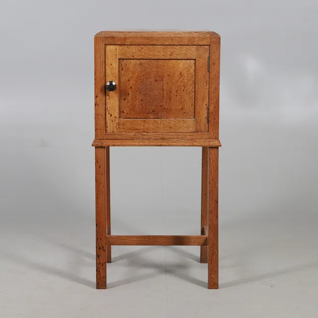 GORDON RUSSELL - COTSWOLD SCHOOL BEDSIDE CUPBOARD, 1928.