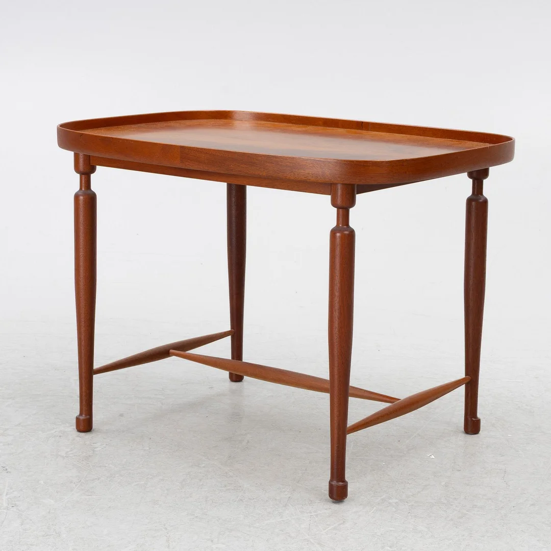 Josef Frank, soffbord / sidobord, modell B 974, Firma Svenskt Tenn, ca 1990. — Design/Möbler — Bukowskis