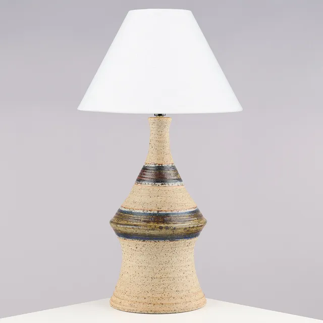 TUE POULSEN. TILSKREVET. Hånddrejet bordlampe i delvist glaseret stentøj, Danmark, 1960/70'erne.