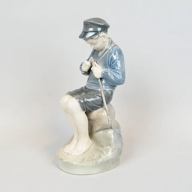 FIGURIN, Royal Copenhagen, täljande pojke nr 905, porslin, Danmark.
