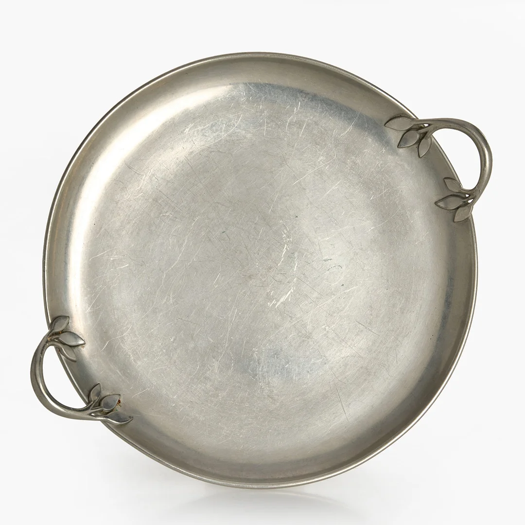 FIRMA SVENSKT TENN. Bricka, tenn, Stockholm 1929, hänklar med bladdekor. — Pewter, Brass & Copper — Crafoord Auktioner Stockholm