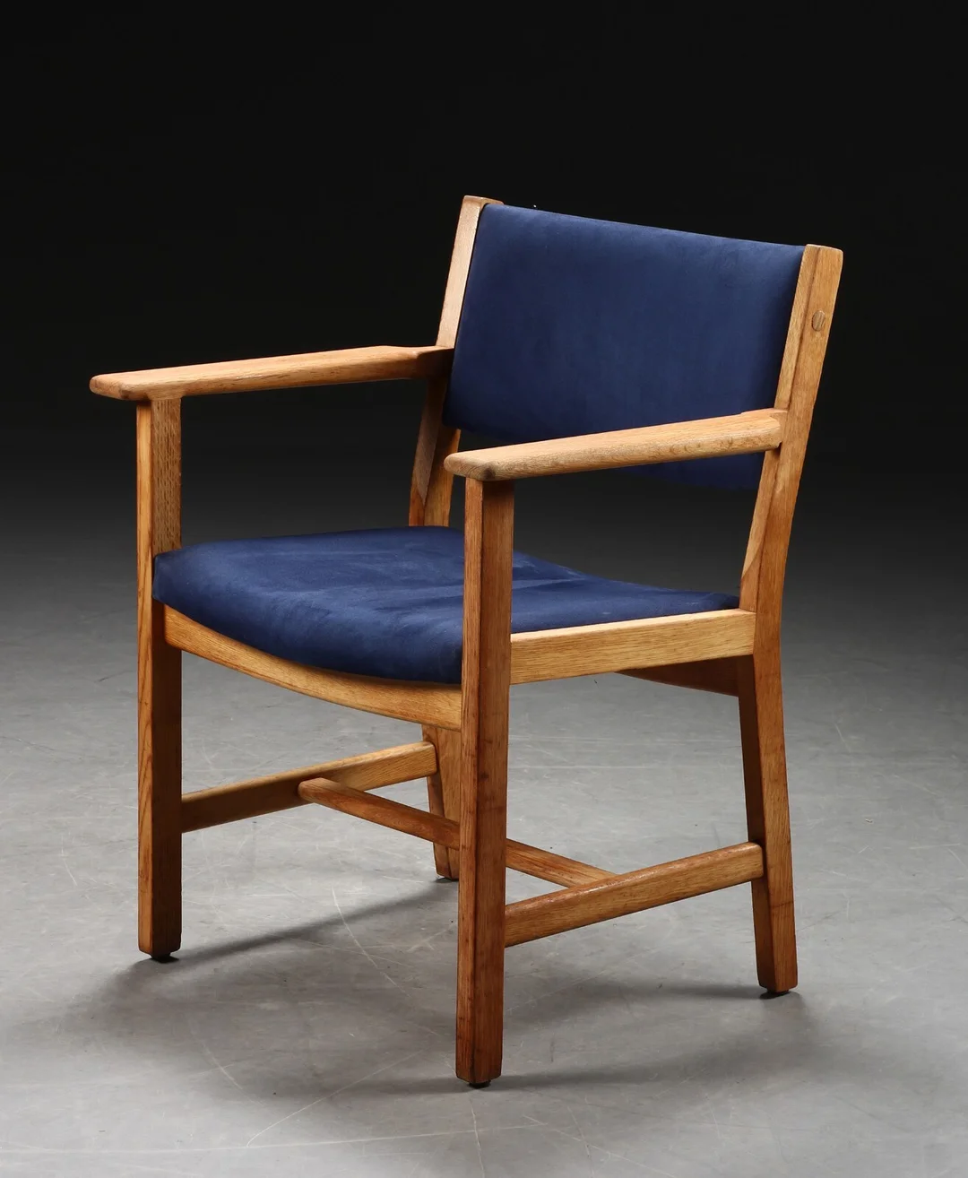 Hans J. Wegner. Armstol, eg — Furniture/Chairs — Lauritz
