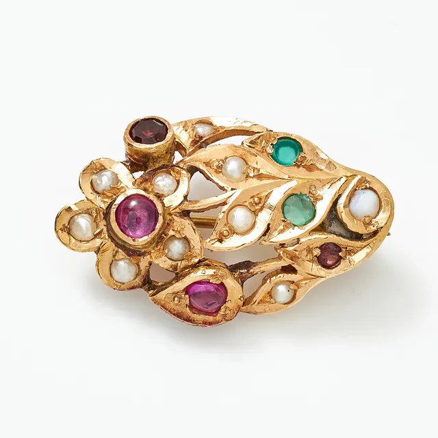 BROSCH, 18 k guld, i form av en blomma, dekor med ädelstenar bl a granaterm samt orientpärlor, 1800-talets senare del/omkring 1900.